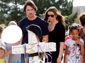 Bale y su esposa visitaron el altar conmemorativo que se hizo cerca del cine donde ocurrió el incidente